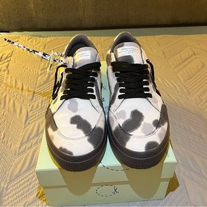 Off white c/o Virgil Abloh